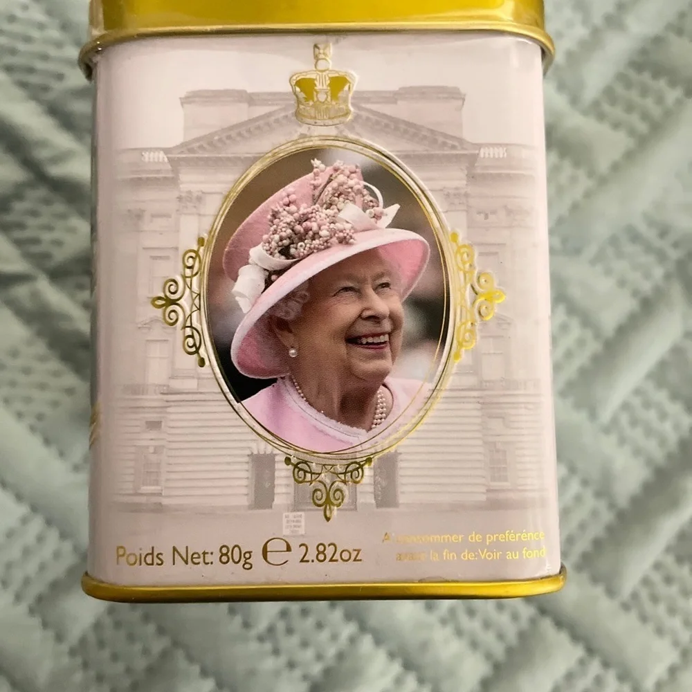 New English Teas Trooping the Colour Queen Elizabeth II Tea Tin -40 Teabags